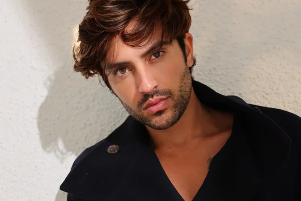 Haysam Ali posa com um look preto para fotos de divulgação - Metrópoles