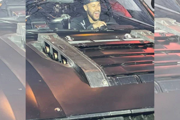 Neymar conhece elenco de novo filme do Batman e entra no Batmóvel