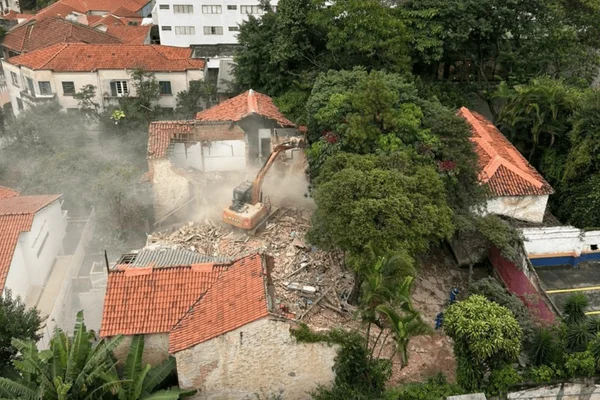 Imagem colorida da vila de casas destruída na Vila Mariana sem autorização da Prefeitura - Metrópoles