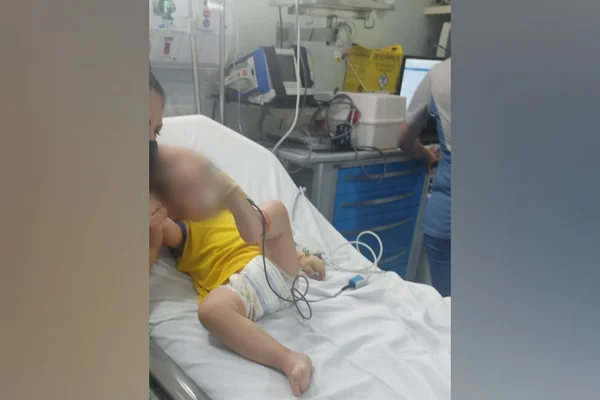 Bebê de 1 ano e 8 meses teve uma parada cardiorrespiratória no hospital após sair da Escola de Educação Infantil Colmeia Mágica