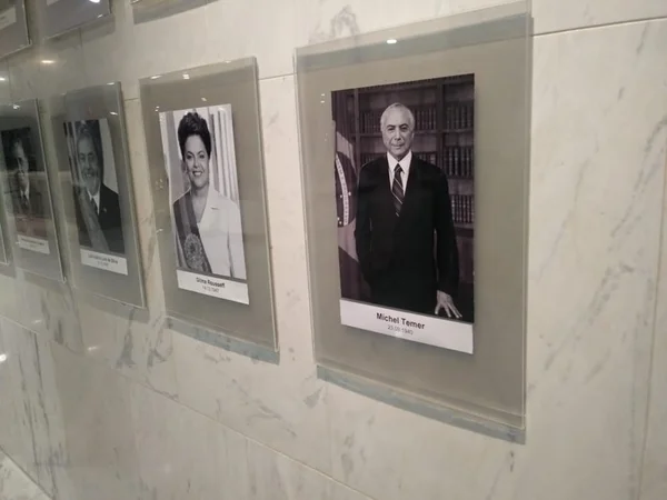 Planalto substitui foto de Temer na galeria dos ex-presidentes