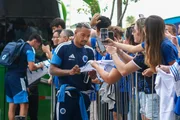 Matheus Pereira atende torcedores do Cruzeiro em Brasília
