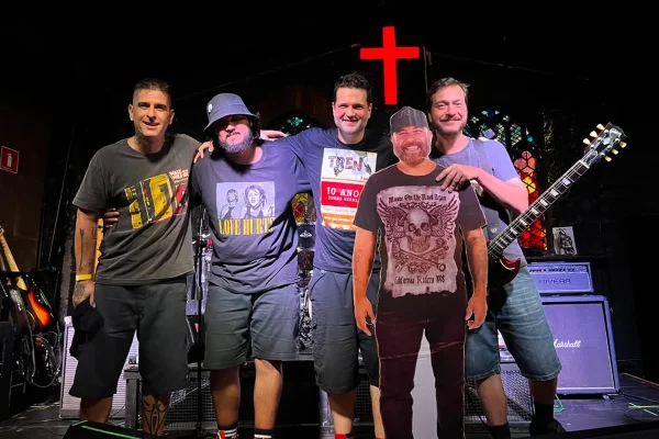 Banda Tren, da qual Mingau fazia parte arrumaram um jeito de "levar" o amigo aos shows - Metrópoles