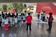 Pequenos foram guiados por mediadores entre as galerias Pequenos foram guiados por mediadores entre as galerias