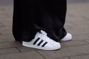 Tênis Adidas Superstar, com as tradicionais três listras da Adidas