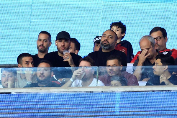 De helicóptero, Neymar vai ao Maracanã para assistir Flamengo x Grêmio