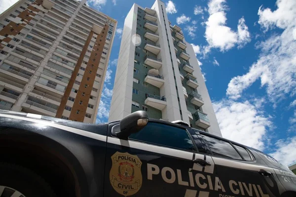 Prédio em Águas Claras com viatura da PMDF
