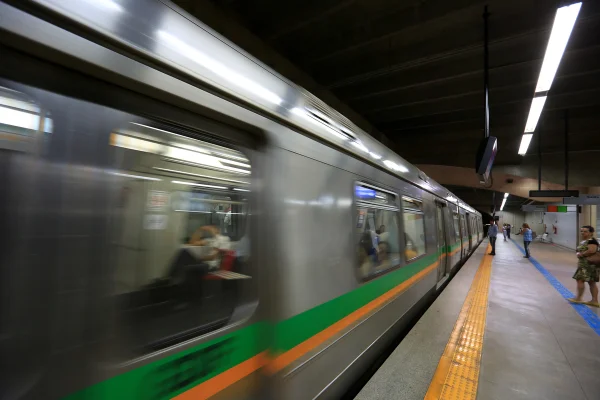 Briga, bate-boca e até masturbação. Sem segurança, dá de tudo no metrô