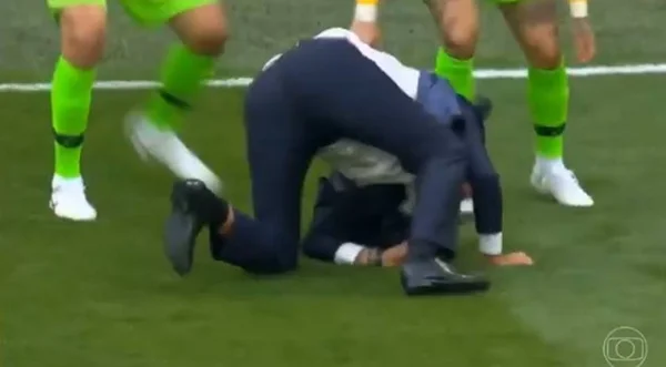Tite lesionou coxa ao comemorar gol de Coutinho contra a Costa Rica