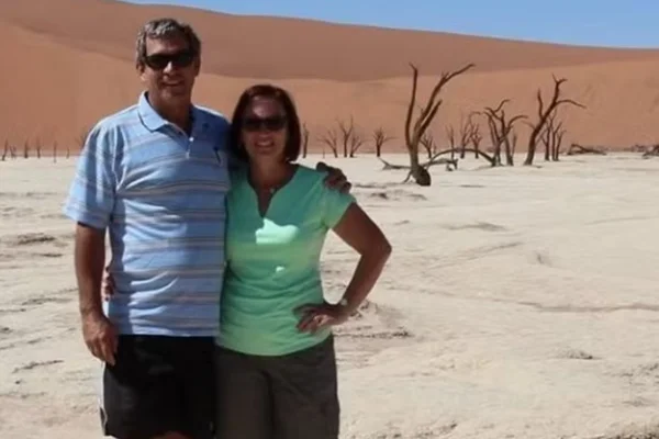 Imagem colorida de casal no deserto