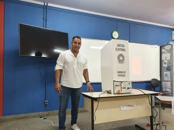 Coronel do Exército Marcelo Nogueira em seção de votação no segundo turno das eleições de 2022