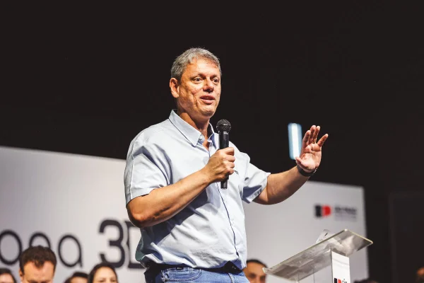 Imagem colorida mostra o governador Tarcísio de Freitas discursando - Metrópoles