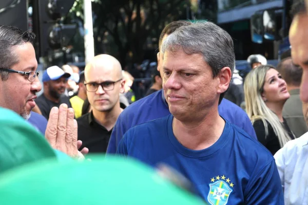 Tarcísio de Freitas chega a ato na Avenida Paulista - Metrópoles