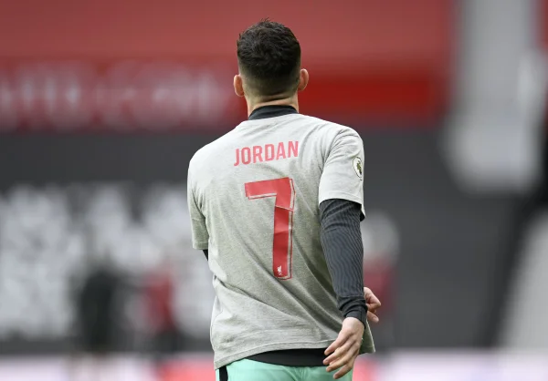 Criança morre após ser atingida por raio e ganha homenagem da Premier League