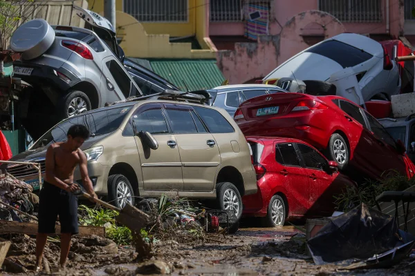 Tufão Kalmeagi deixa rastro de destruição pelas Filipinas