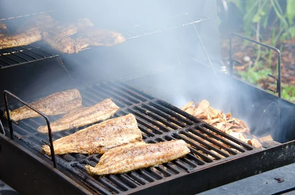 Conheça a fumaça líquida, ingrediente que defuma pratos em minutos
