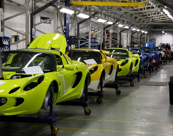 Setor automobilístico impacta indústria com queda de 8,1% no ano