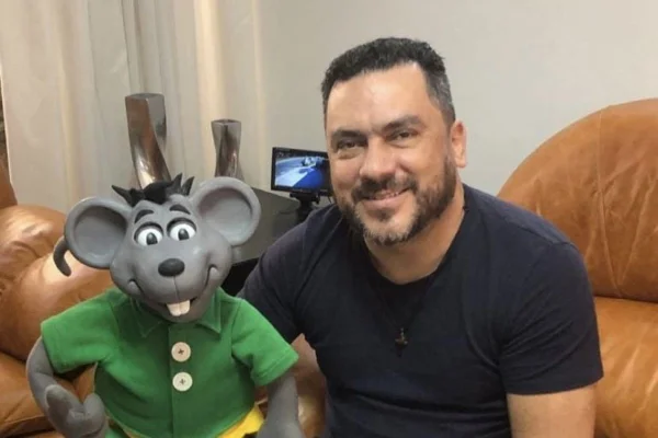 Prefeito é acusado de assédio eleitoral por exigir apoio a Xaropinho