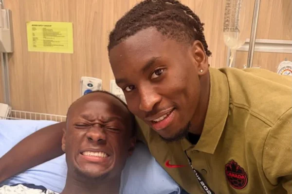 Koné aparece em foto ao lado de Moïse Bombito no hospital após sofrer fratura na perna em campo