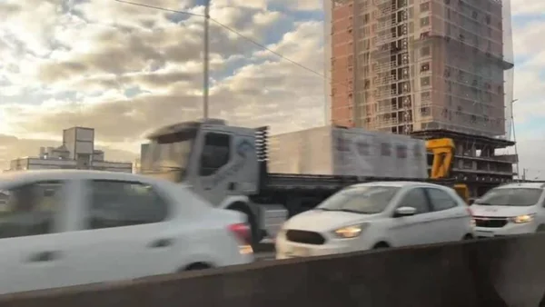 imagem colorida br 101 bloqueada apos atropelamento que matou ciclista em balneario camboriu