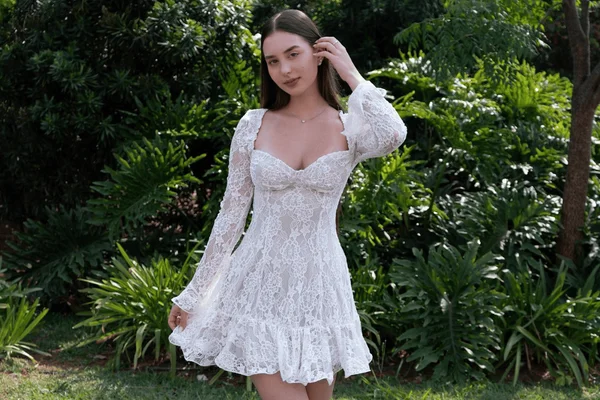 Foto com cor. Duda Rubert com vestido branco - Metrópoles