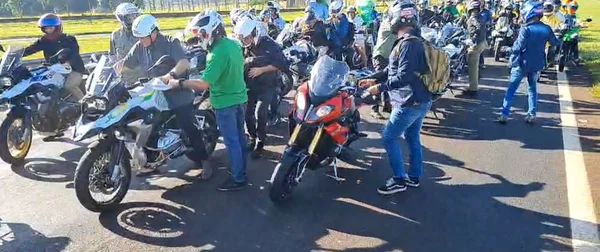 Em SP, Bolsonaro começa a semana com motociata e passeio a cavalo