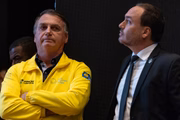 Bolsonaro e Carlos em evento em Brasília