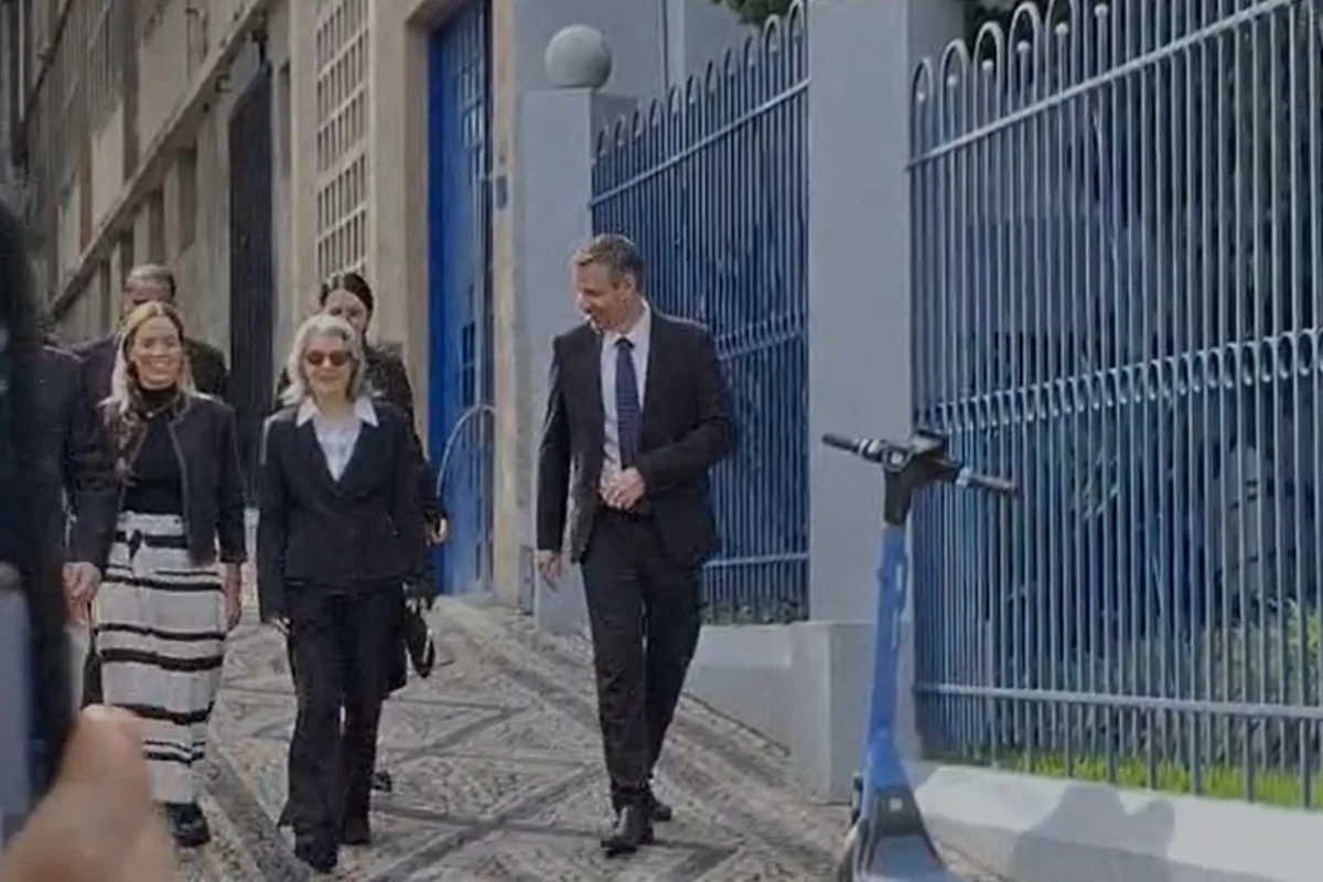 Cármen Lúcia vota em colégio de BH e é aplaudida por eleitores
