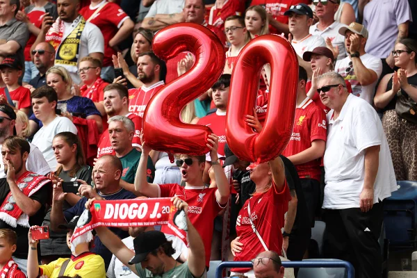 Foto colorida da torcida do Liverpool homenageando Diogo Jota - Metrópoles