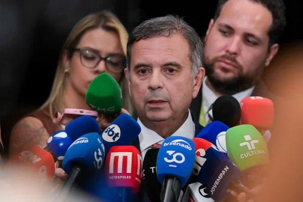 Flávio fala em fraude, mas líder da oposição diz que PL não tem provas