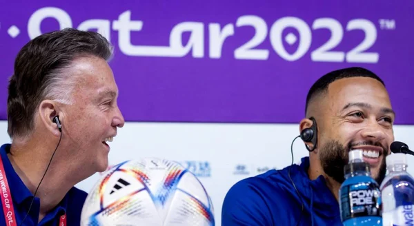 Coletiva da Holanda tem climão e “ameaça” de beijo na boca