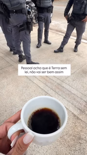 Fernanda Campos mostrou os policiais na porta de sua casa