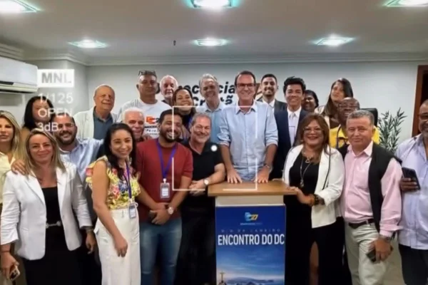 Eduardo Paes posa para foto e agradece apoio do Democracia Cristã após convenção da sigla