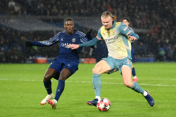 Imagem colorida de dueloe entre PSG e Manchester City- Metrópoles