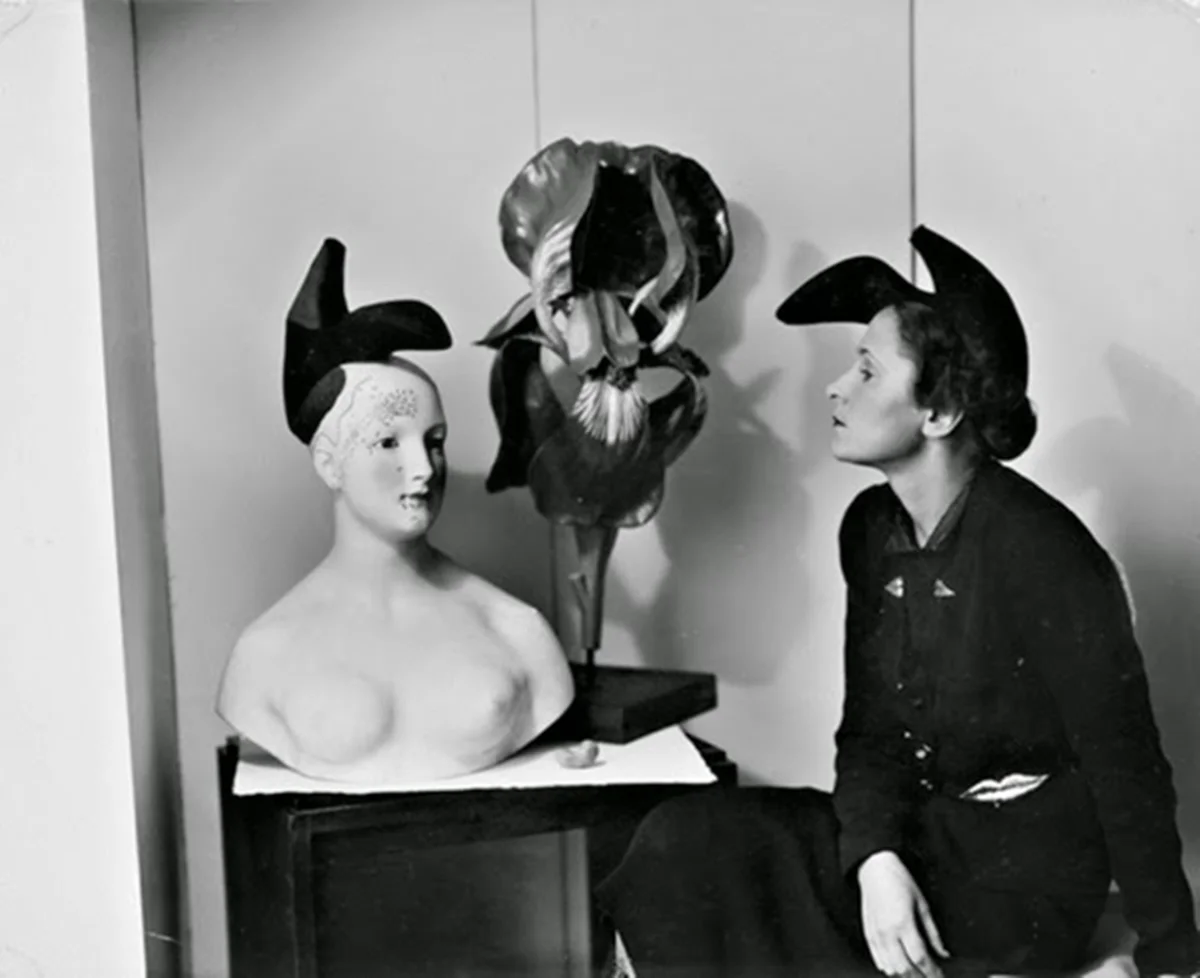 Gala Dalí usando o sapato em 1938 Gala Dalí usando o sapato em 1938