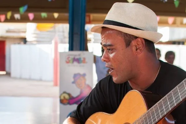 Projeto Acontece no Museu recebe Maestro da Orquestra de Cavaquinhos