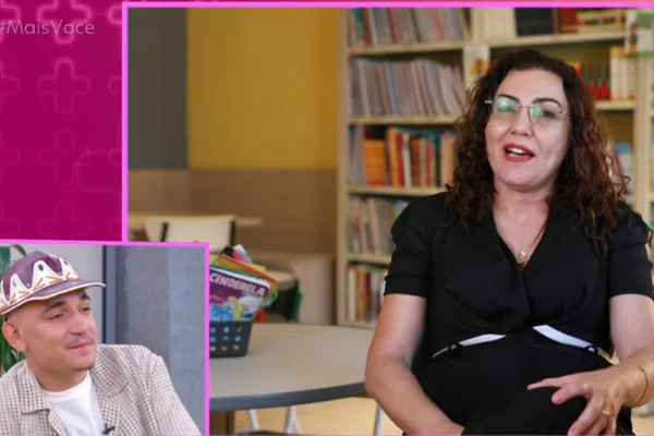 Imagem mostra a ex-professora de João Gomes fazendo uma homenagem para o cantor no Mais Você