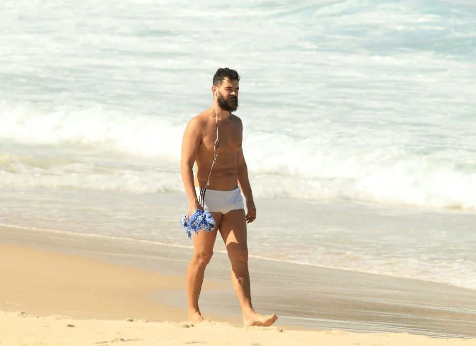 Aos 47 anos, Carmo Dalla Vecchia esbanja a boa forma durante passeio pela praia Aos 47 anos, Carmo Dalla Vecchia esbanja a boa forma durante passeio pela praia