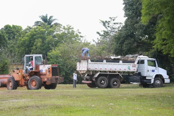 Agefis retoma desobstrução na Orla do Lago Norte e moradores reclamam