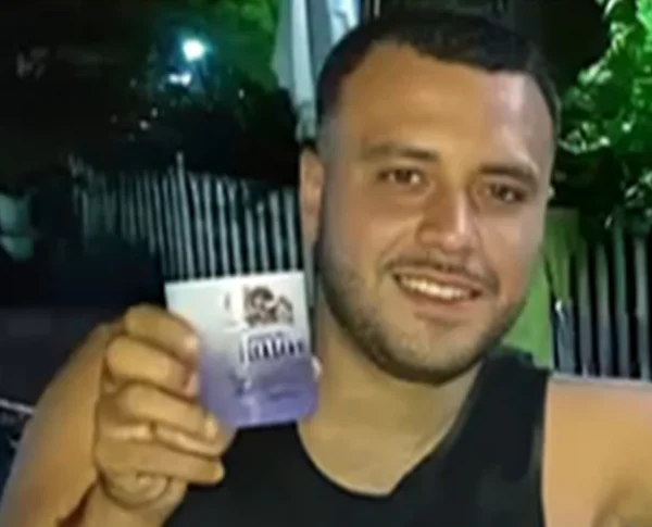 Homem sorrindo segurando pote