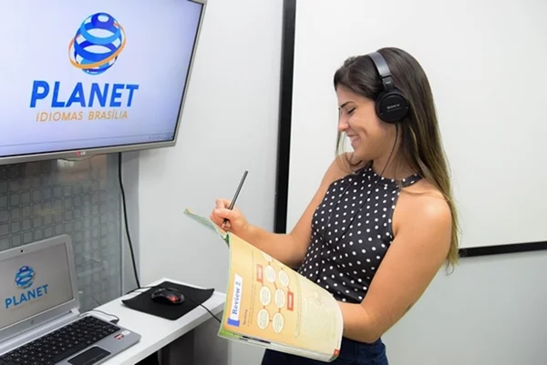 Escola de idiomas focada em adultos dispensa provas em salas de aula