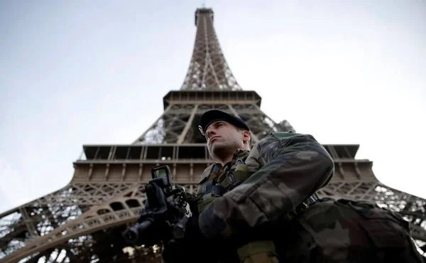Polícia francesa isola a Torre Eiffel depois de homem tentar escalá-la