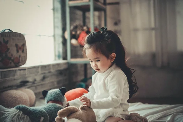 criança menina brincando