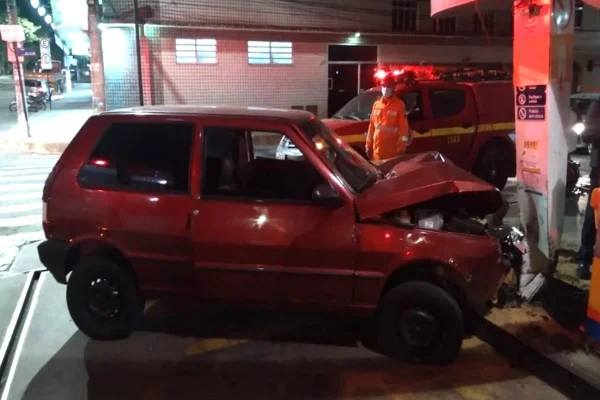 Carro invade posto de gasolina, destrói aparelhos, e idosa fica ferida