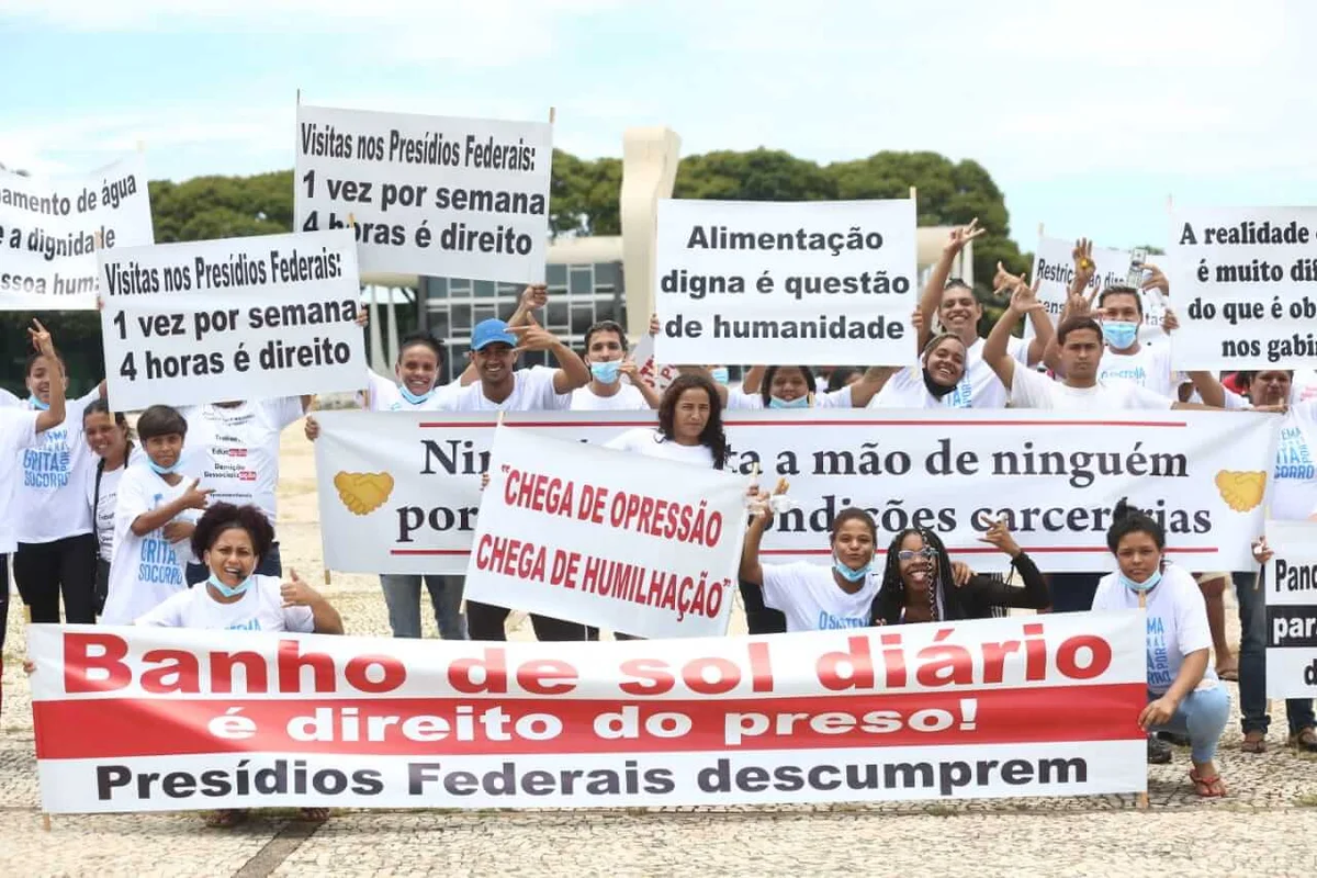 Familiares de presos protestam por condições humanitárias no sistema prisional Familiares de presos protestam por condições humanitárias no sistema prisional