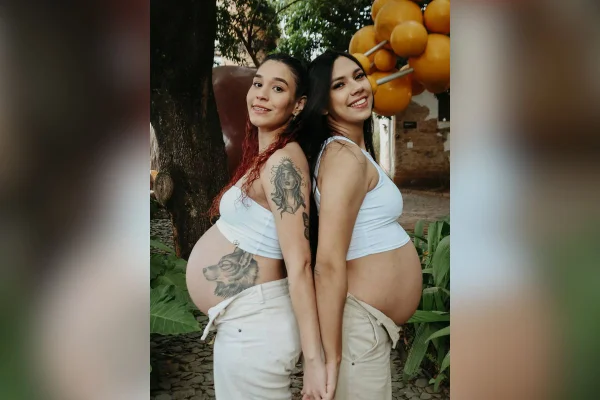 Thaliny, Philippe e Júlia, de Salto (SP), são um trisal há X anos. As duas meninas, de 24 e 26 anos, engravidaram com 2 meses de diferença - Metrópoles