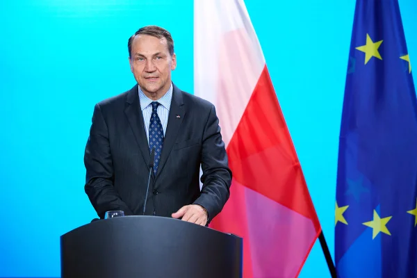 Imagem colorida do ministro das Relações Exteriores da Polônia, Radosław Sikorski - Metrópoles