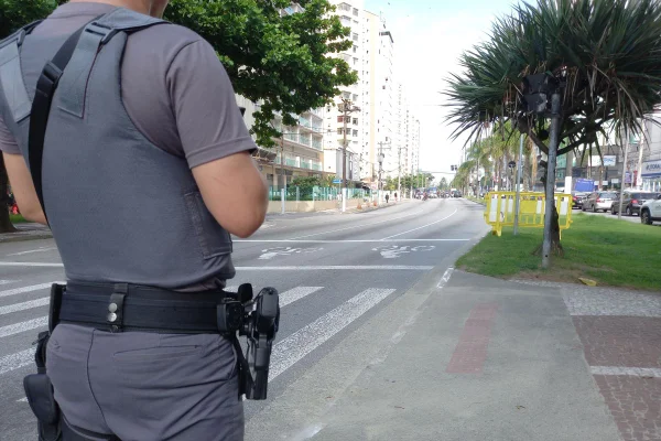 Imagem mostra policial militar - Metrópoles