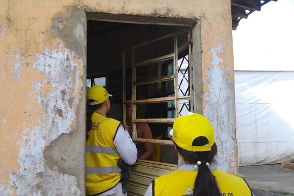 Imagem colorida mostra Mulher sob efeito de drogas derruba bebê no chão em Alagoas - Metrópoles