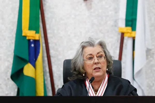 Carmelita Brasil, segunda mulher a presidir o TRE-DF, é empossada